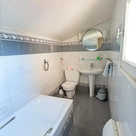 Les Chenes Verts - Piscine - Parc - Parking - Wifi Bed & Breakfast