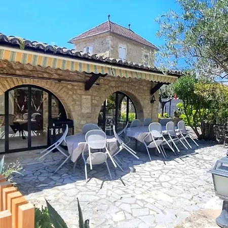 Les Chenes Verts - Piscine - Parc - Parking - Wifi Bed and breakfast 3*