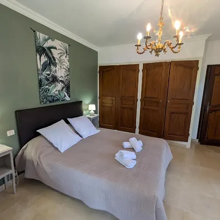 Bed & Breakfast Les Chenes Verts - Piscine - Parc - Parking - Wifi