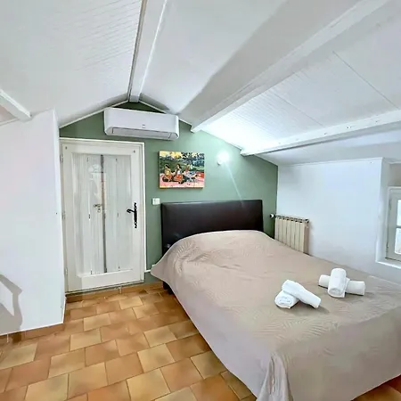 Les Chenes Verts - Piscine - Parc - Parking - Wifi Bed and breakfast 3*
