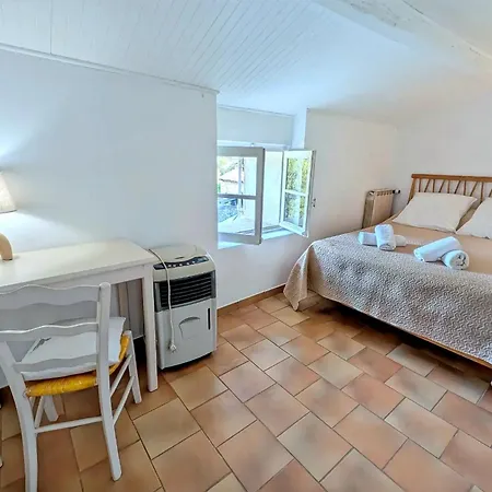 Les Chenes Verts - Piscine - Parc - Parking - Wifi Bed and breakfast