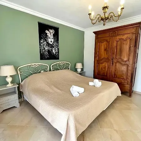 Les Chenes Verts - Piscine - Parc - Parking - Wifi Bed & Breakfast Cornillon