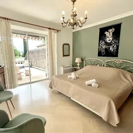 Les Chenes Verts - Piscine - Parc - Parking - Wifi Bed and breakfast
